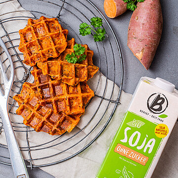 Packung Berief Soja Drink neben Süßkartoffelwaffeln