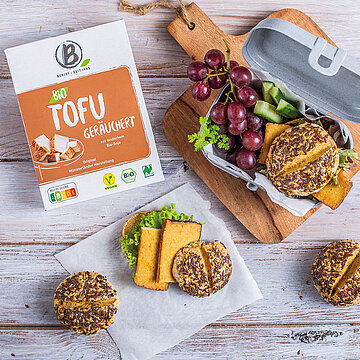 Packung Berief Tofu geräuchert neben Tofu als Pausenbrot