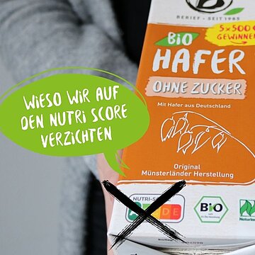 Ein Foto eines Hafergetränkekartons, auf dem die Angaben von Nutriscore durchgestrichen sind. 