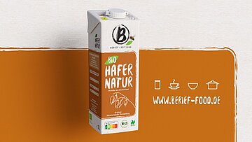 Berief wieder im TV Berief Haferdrinkkarton vor weiß-braunem Hintergrund.