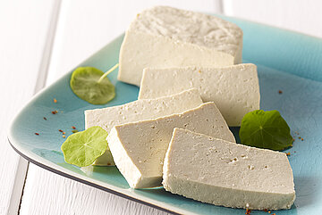 Symbolfoto mit Tofuscheiben auf einem Teller