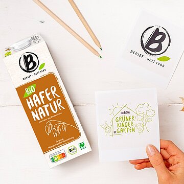 Aktion grüner Kindergarten 2022 Berief Hafergetränkekarton mit einem Bild, auf dem auf die Aktion grüner Kindergarten hingewiesen wird.