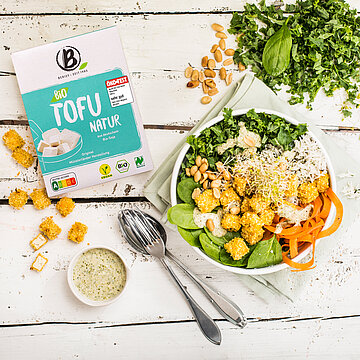 Packung Berief Tofu natur neben Salat