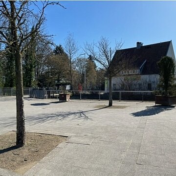 Berief beim Radio WAF Muttertag Vier-Jahreszeiten-Park Gelände, im Hintergrund ein Haus.