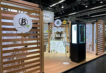 Die Biofach 2023 steht vor der Tür Ein Foto vom Berief Messestand mit Berief Produkten.