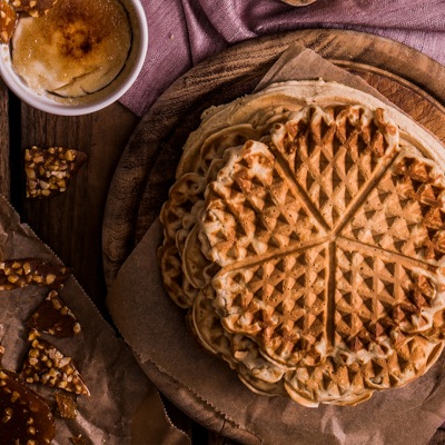 Waffeln auf einem Holzbrett mit Dip