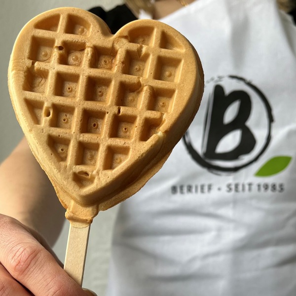 Eine Waffel am Stiel wird in die Kamera gehalten