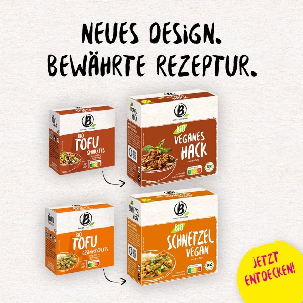 Produktkartons mit Tofu, veganes Hack und vegane Schnetzel vor weißem Hintergrund