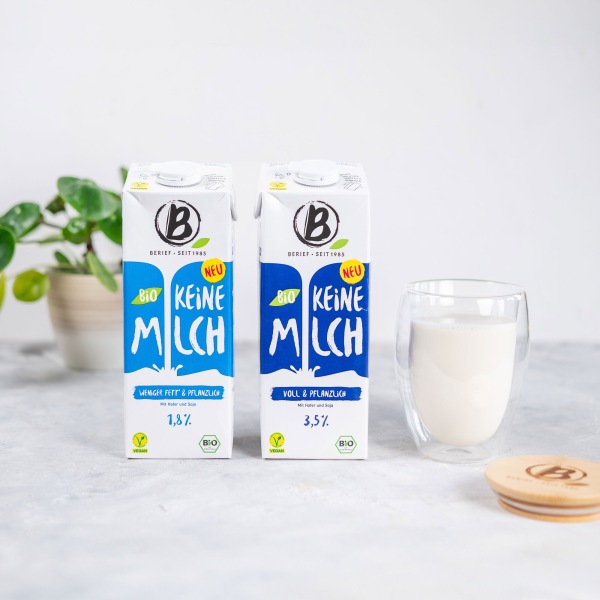 Zwei Getränkekartons auf denen vermerkt ist, dass es sich nicht um Milch handelt.