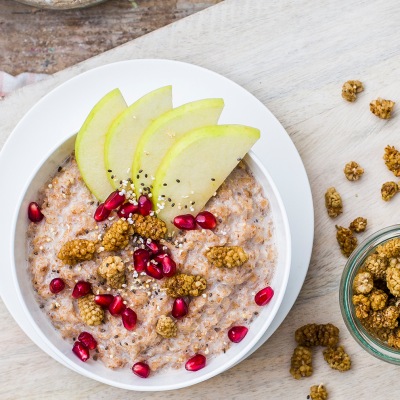 Porridge mit Obst in einer weißen Schüssel