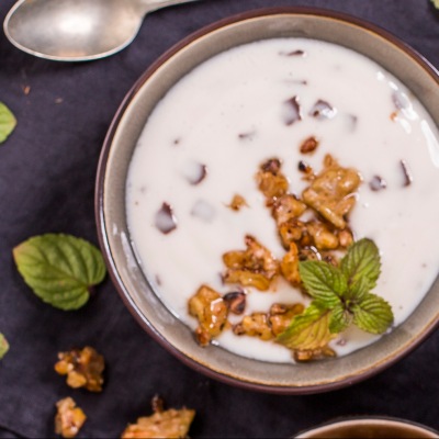 Creme-Dessert in einer kleinen Schüssel mit Dekoration