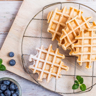 Waffeln auf einem Holzbrett mit Blaubeeren