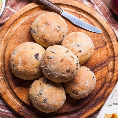 Zwiebelbrötchen auf einem runden Holzbrett