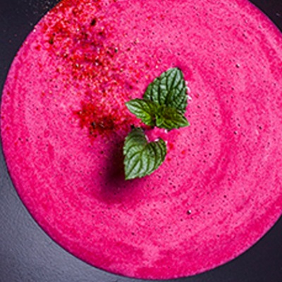 Rote-Bete-Suppe ganiert mit Kräutern