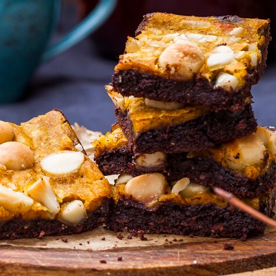 Brownies auf einem Holzbrett