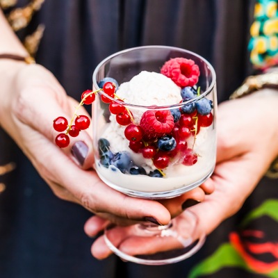 Ein Glas mit Eis und bunten Beeren