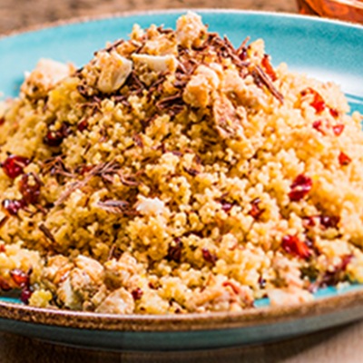 Cranberries-Couscous auf einem blauen Teller