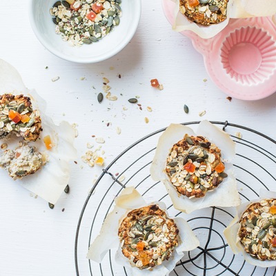 Bunte Muffins auf einem Gitter mit Dekoration