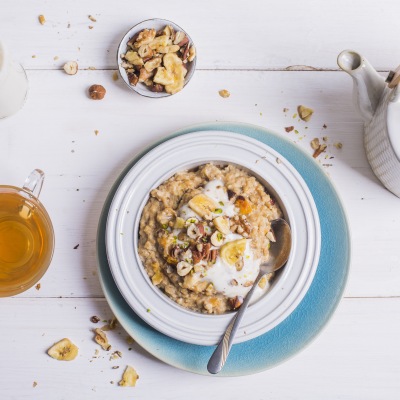 Porridge mit Früchten in einer Schüssel mit Dekoration.