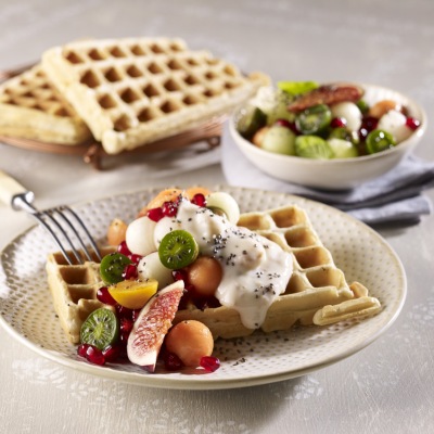 Waffeln auf einem Teller mit Früchten