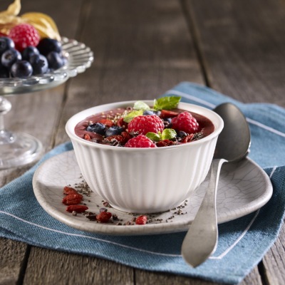 Eine kleine Schale mit Bowl und Früchte-Topping nebst Dekoration.